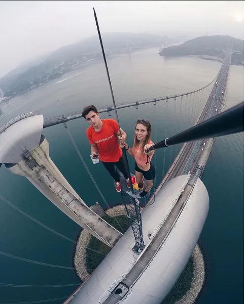 Pasangan Penantang Maut, Ivan dan Angela yang Suka Selfie di Gedung Pencakar Langit. Ngilu Lihatnya 16