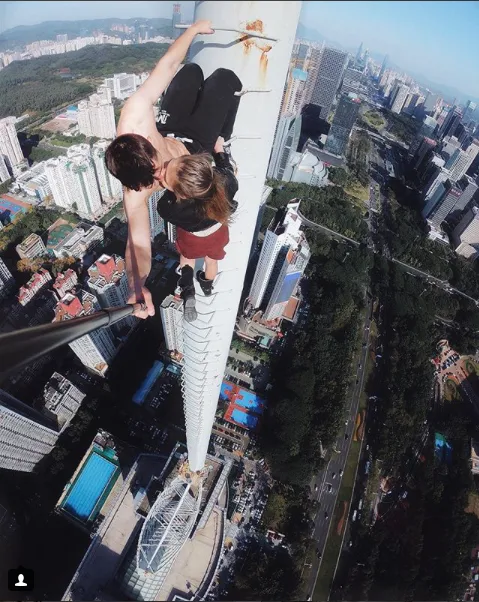 Pasangan Penantang Maut, Ivan dan Angela yang Suka Selfie di Gedung Pencakar Langit. Ngilu Lihatnya 17