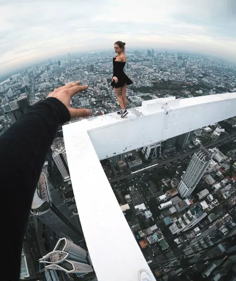 Pasangan Penantang Maut, Ivan dan Angela yang Suka Selfie di Gedung Pencakar Langit. Ngilu Lihatnya 18