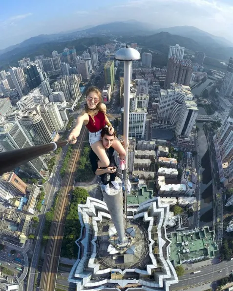 Pasangan Penantang Maut, Ivan dan Angela yang Suka Selfie di Gedung Pencakar Langit. Ngilu Lihatnya 19