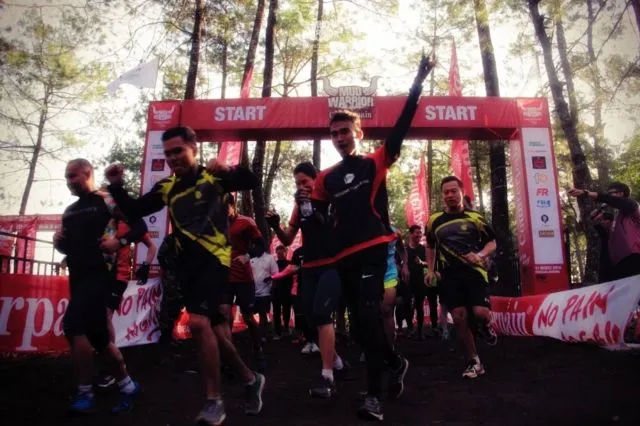8 Potret Perjuangan Peserta Counterpain Mud Warrior 4. Nggak Jauh Beda Sama Waktu Kamu Menaklukkan Hati Mertua 9