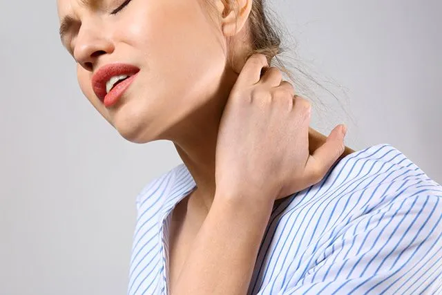 8+ Fakta di Balik Sakit Leher Alias Tengeng. Apa Harus Selalu Salah Posisi Tidur yang Kau Salahkan?