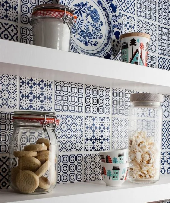11 Inspirasi Keramik Dapur yang Dipasang di Dinding. Motifnya Artistik! 16 keramik dapur