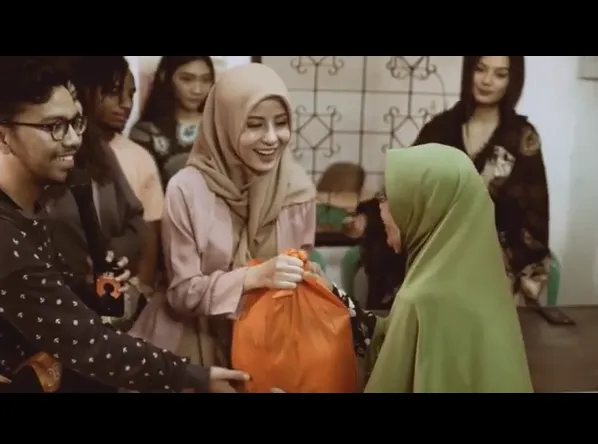 Menebak Alasan Awkarin Berjualan Hijab Sekaligus Jadi Modelnya. Bisnis Saja atau Keinginan Tulus, Ya? 13