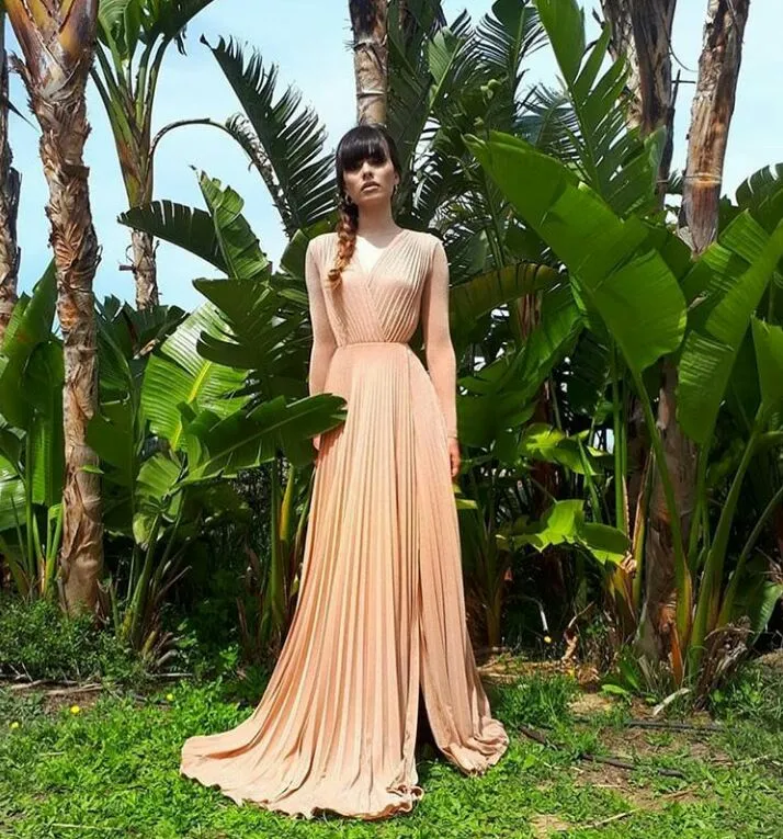 10+ Cara Berbusana Sewarna Kulit Tanpa Terlihat Seronok dan Kusam. Trik Cerdas Ini Justru Bikin Kamu Makin Elegan! 15