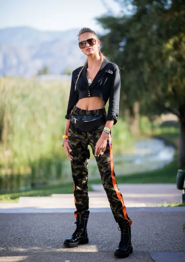 16+ Setelan Outfit Seleb Dunia Saat Nonton Festival Musik Coachella 2018. Lumayan Nih Buat Inspirasi~ 34