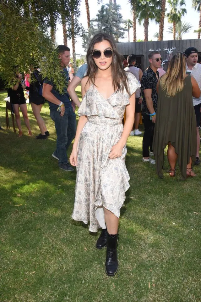16+ Setelan Outfit Seleb Dunia Saat Nonton Festival Musik Coachella 2018. Lumayan Nih Buat Inspirasi~ 27