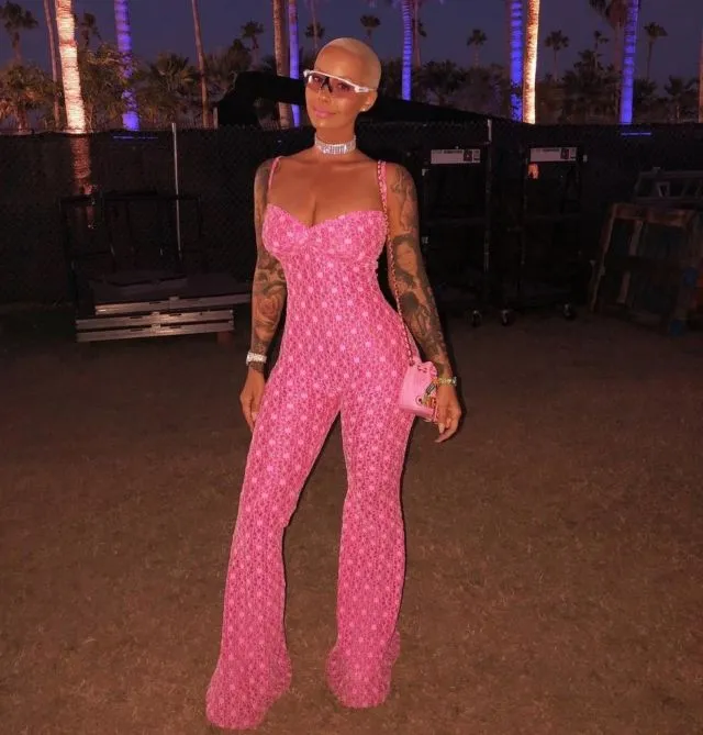 16+ Setelan Outfit Seleb Dunia Saat Nonton Festival Musik Coachella 2018. Lumayan Nih Buat Inspirasi~ 32