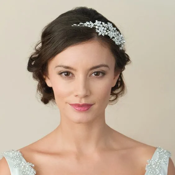 14 Ide Tatanan Rambut dan Hijab Pengantin dengan Aneka Side Tiara yang Memesona. Kunci Tampil Beda di Hari Istimewa 29