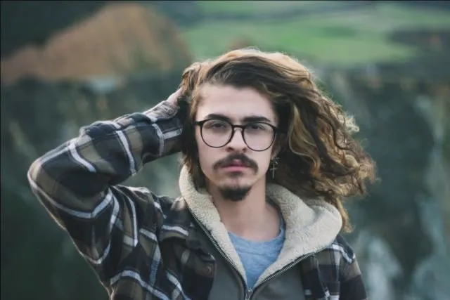 Agar Kesan Selengean dan Urakan Menghilang, 5 Tips Outfit untuk Pria Rambut Gondrong Perlu Kamu Terapkan 8