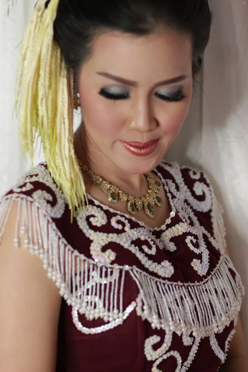 Jarang Terekspos, 7+ Inspirasi Make-up dan Busana Adat Pernikahan Perempuan Dayak Ngaju ini Begitu Mewah dan Menawan 20