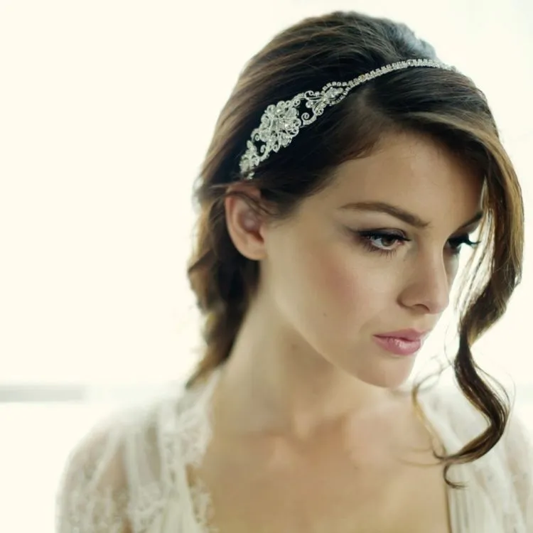 14 Ide Tatanan Rambut dan Hijab Pengantin dengan Aneka Side Tiara yang Memesona. Kunci Tampil Beda di Hari Istimewa 28