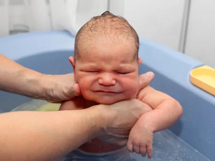 Bukan Bedak Bayi, Ini 9 Produk Esensial yang Wajib Ibu Baru Punya! 12
