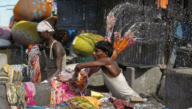 Yuk, Intip Potret Laundry Manual Terbesar di Dunia Ini. Nyucinya Masih Pakai Tangan Lho! 20
