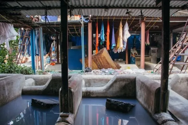 Yuk, Intip Potret Laundry Manual Terbesar di Dunia Ini. Nyucinya Masih Pakai Tangan Lho! 22