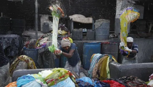 Yuk, Intip Potret Laundry Manual Terbesar di Dunia Ini. Nyucinya Masih Pakai Tangan Lho! 18