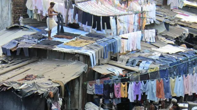 Yuk, Intip Potret Laundry Manual Terbesar di Dunia Ini. Nyucinya Masih Pakai Tangan Lho! 16