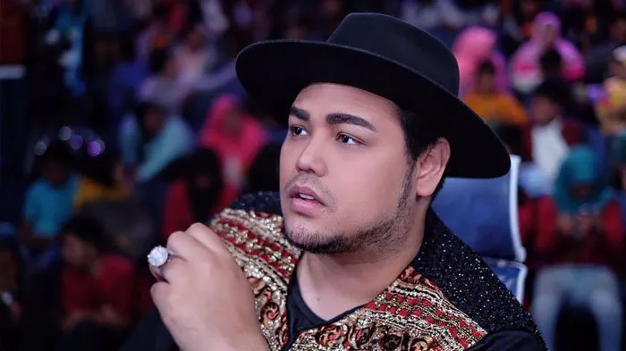 10 Transformasi Ivan Gunawan dari Cover Boy Hingga Berpacaran dengan Miss Grand Thailand. Pangling! 17