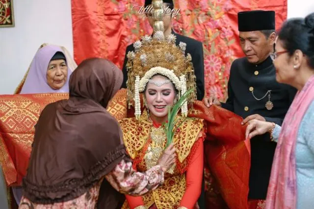Tentang Malam Bainai, Momen 'Pelepasan' Pengantin Minang yang Menyentuh Hati. Tak Jarang Tangis Terpecah di Sini 9