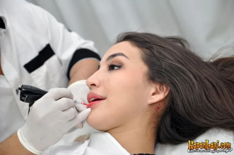 7 Usaha 'Mahal' di Balik Penampilan Sempurna Para Selebritas dan Figur Publik. Ini Lho Rahasia Para Bintang Tampil Ciamik! 10
