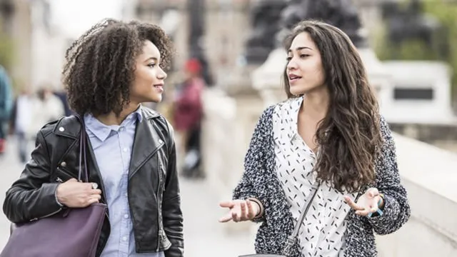 Supaya Nggak Awkward, Ini 8 Langkah yang Perlu Kamu Terapkan Saat Bertemu Orang Baru 13