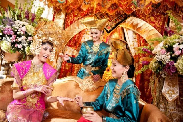 Tentang Malam Bainai, Momen 'Pelepasan' Pengantin Minang yang Menyentuh Hati. Tak Jarang Tangis Terpecah di Sini 7