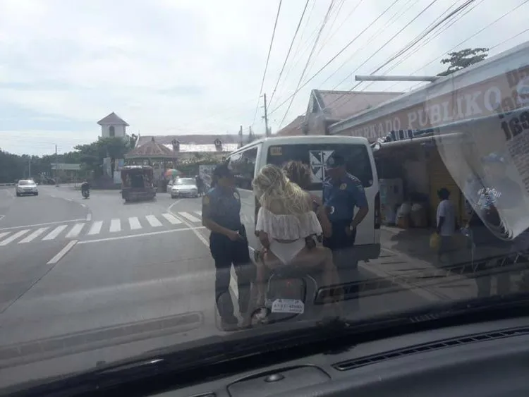 Dianggap Terlalu Seksi, Turis Berbikini di Filipina Diciduk Polisi. Naik Motor kok Pakai Bikini? 4