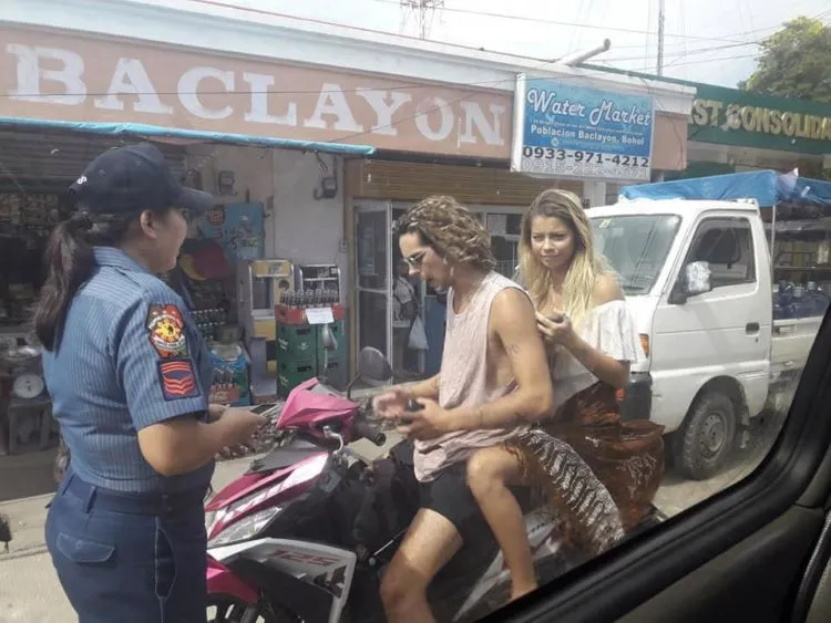 Dianggap Terlalu Seksi, Turis Berbikini di Filipina Diciduk Polisi. Naik Motor kok Pakai Bikini? 5