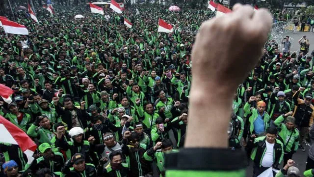 Cuma Gara-gara Nggak Ikut Demo, Driver Ojol Wanita ini Dipermalukan di Depan Umum. Kok Tega Sih? 4