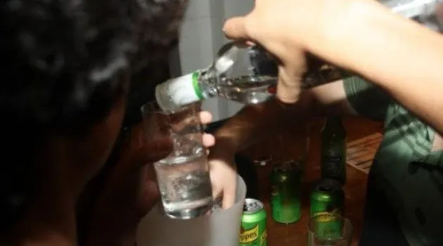 5 Alasan Miris Kenapa Banyak Orang Masih Minum Miras Oplosan. Padahal Korban Terus Berjatuhan 7