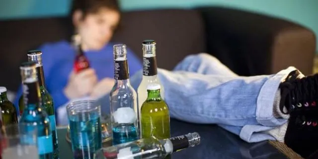 5 Alasan Miris Kenapa Banyak Orang Masih Minum Miras Oplosan. Padahal Korban Terus Berjatuhan 8