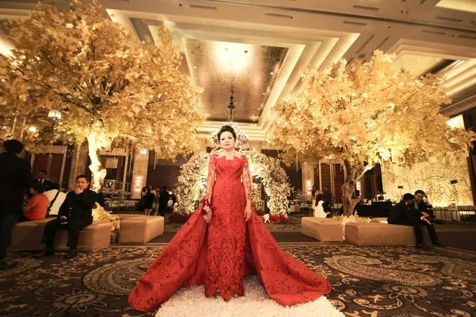 10+ Ide Model Gaun Non Kebaya untuk Mama Saat Resepsi. Anti Ribet dan Anggun Sudah Pasti! 20