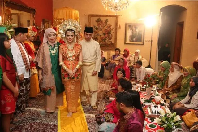 Tentang Malam Bainai, Momen 'Pelepasan' Pengantin Minang yang Menyentuh Hati. Tak Jarang Tangis Terpecah di Sini 10