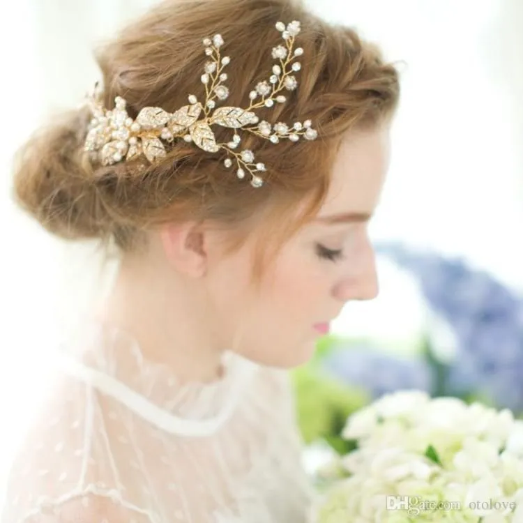 14 Ide Tatanan Rambut dan Hijab Pengantin dengan Aneka Side Tiara yang Memesona. Kunci Tampil Beda di Hari Istimewa 17