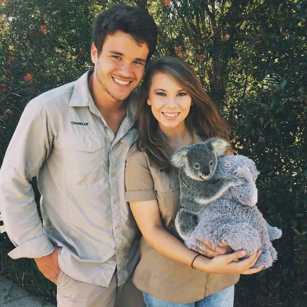 Kenalan sama Bindi Irwin, Yuk! Gadis Cantik Asal Australia yang Akrab Banget dengan Binatang Buas 36