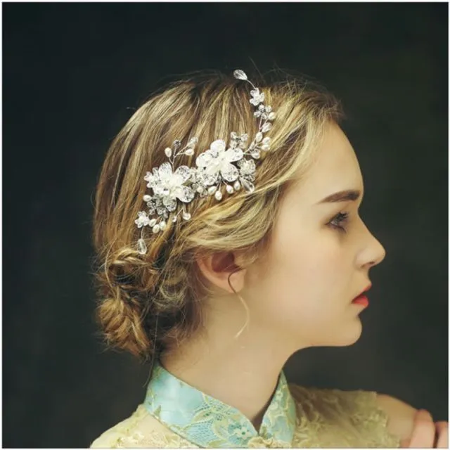 14 Ide Tatanan Rambut dan Hijab Pengantin dengan Aneka Side Tiara yang Memesona. Kunci Tampil Beda di Hari Istimewa 19