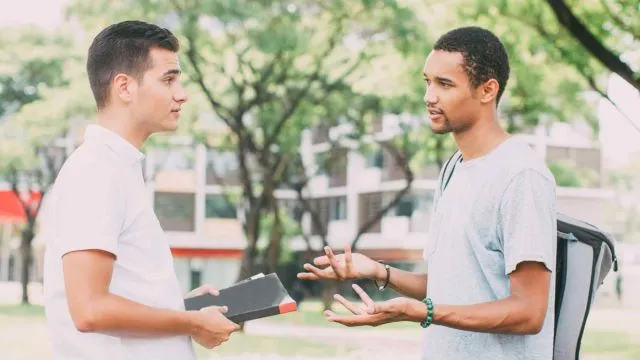 Supaya Nggak Awkward, Ini 8 Langkah yang Perlu Kamu Terapkan Saat Bertemu Orang Baru 16