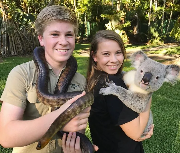 Kenalan sama Bindi Irwin, Yuk! Gadis Cantik Asal Australia yang Akrab Banget dengan Binatang Buas 35