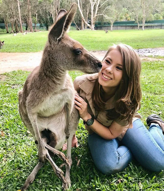 Kenalan sama Bindi Irwin, Yuk! Gadis Cantik Asal Australia yang Akrab Banget dengan Binatang Buas 28