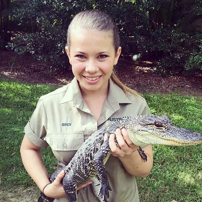 Kenalan sama Bindi Irwin, Yuk! Gadis Cantik Asal Australia yang Akrab Banget dengan Binatang Buas 23