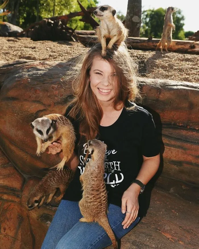 Kenalan sama Bindi Irwin, Yuk! Gadis Cantik Asal Australia yang Akrab Banget dengan Binatang Buas 22