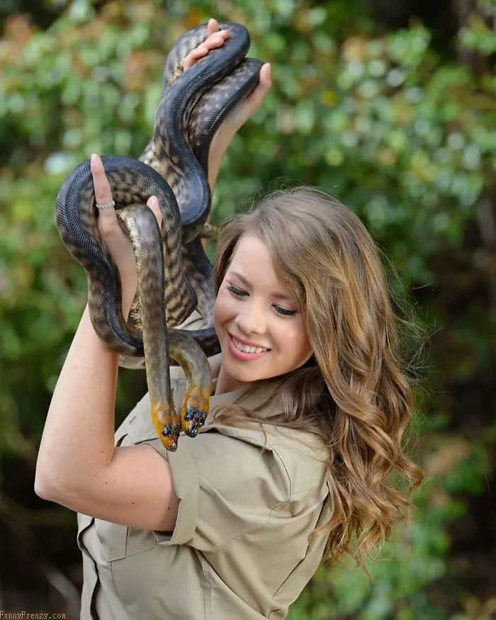 Kenalan sama Bindi Irwin, Yuk! Gadis Cantik Asal Australia yang Akrab Banget dengan Binatang Buas 29