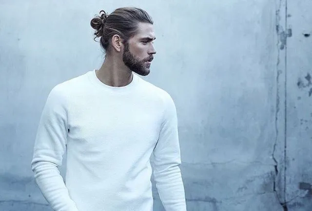 Agar Kesan Selengean dan Urakan Menghilang, 5 Tips Outfit untuk Pria Rambut Gondrong Perlu Kamu Terapkan 9