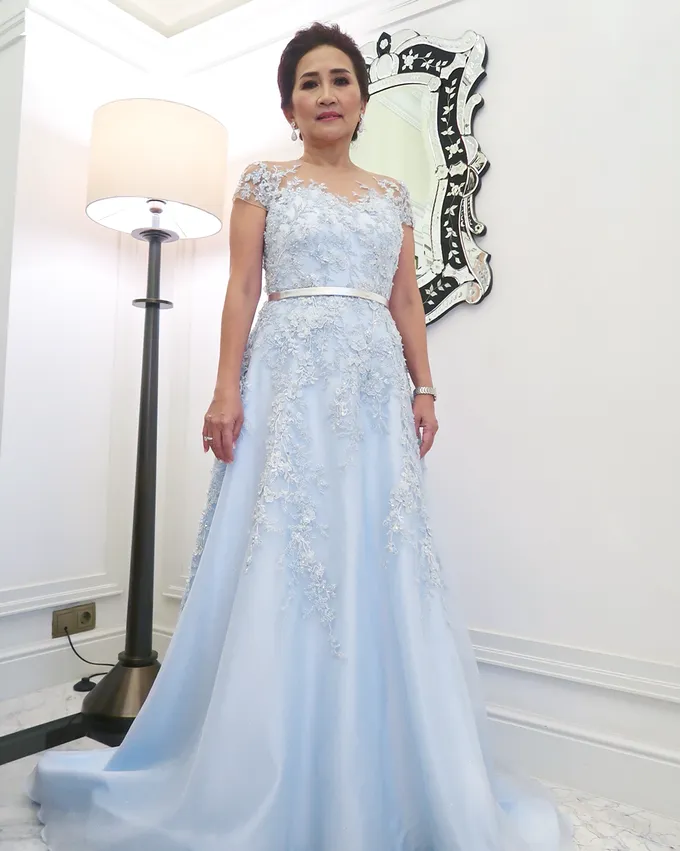 10+ Ide Model Gaun Non Kebaya untuk Mama Saat Resepsi. Anti Ribet dan Anggun Sudah Pasti! 21