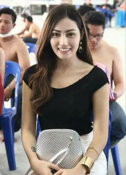 11 Penampakan Ladyboy Thailand yang Lagi Daftar Wajib Militer. Biar Kata Feminin, Jiwa mah Tetap Laki~ 15