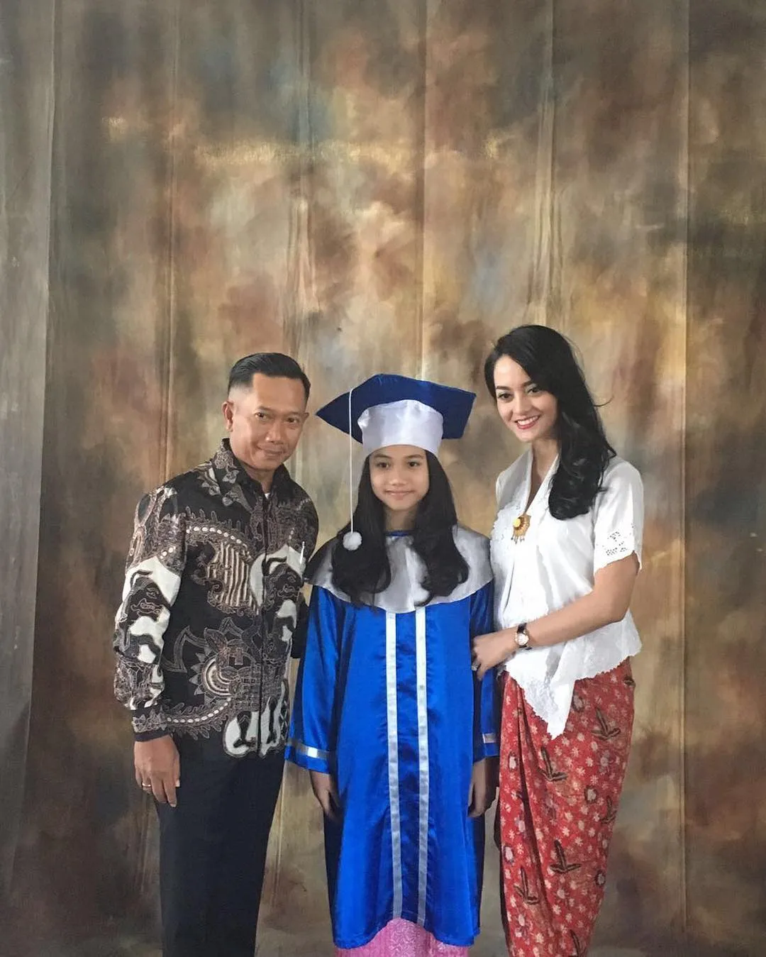 Salut! Meski Sudah Bercerai, 9 Mantan Pasangan Artis ini Tetap Hadir Bersama di Acara Wisuda sang Anak 14