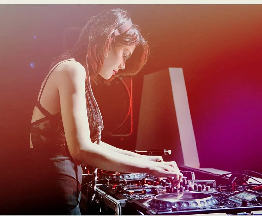 Evolusi DJ Butterfly Sejak Populer di Indonesia. Semakin Tertutup, Hobi Makan, dan Nggak Banyak Gimik 7