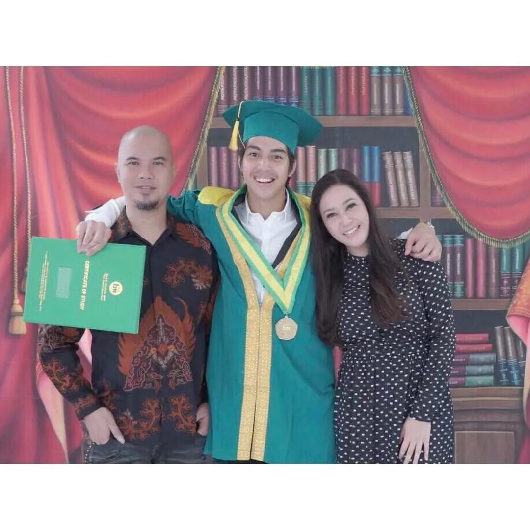 Salut! Meski Sudah Bercerai, 9 Mantan Pasangan Artis ini Tetap Hadir Bersama di Acara Wisuda sang Anak 12