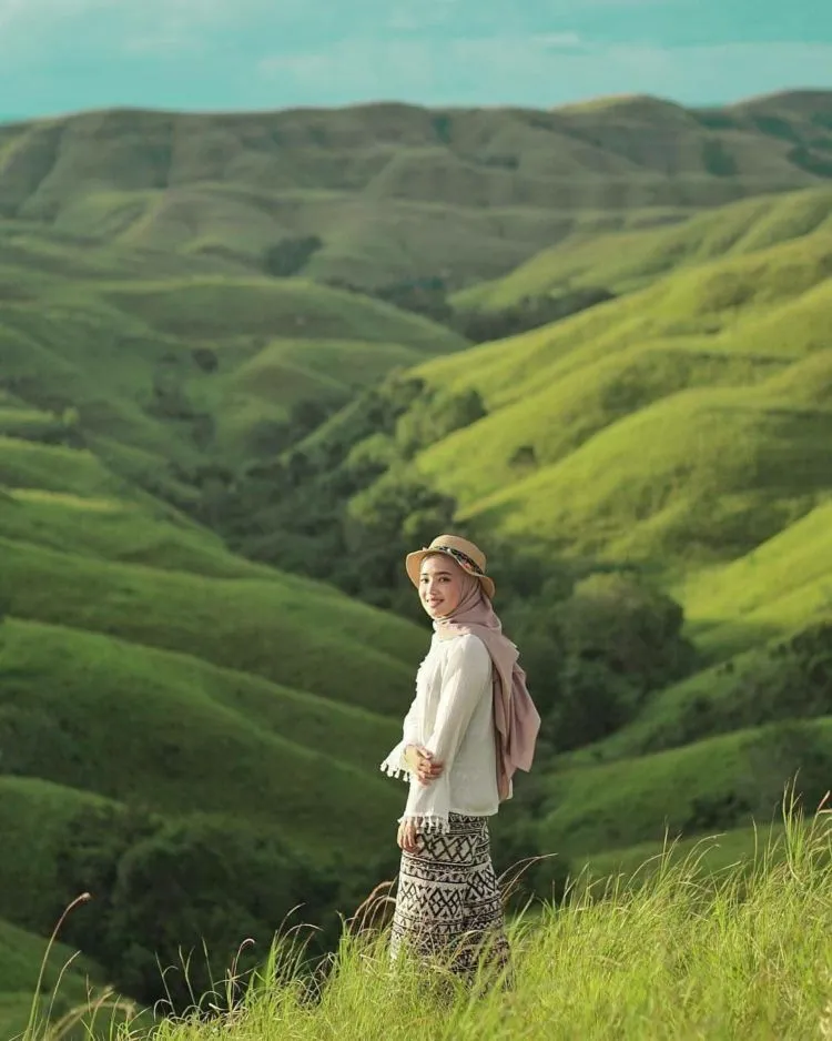 Menikmati Senja di Bukit Wairinding, Surga yang Tertinggal di Tanah Sumba yang Bikin Merinding! 7