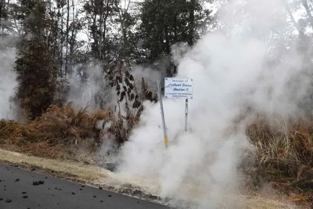 10+ Potret Mengerikan Erupsi Lava di Hawaii. Bayangin Kalau di Kompleks Rumahmu Terjadi Kayak Begini 17
